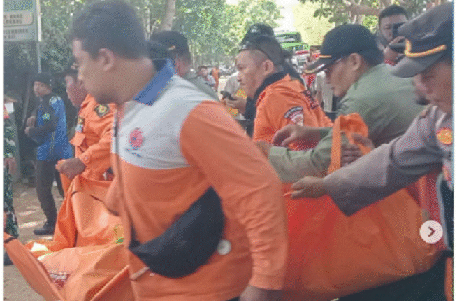 
					Tim SAR dan penjaga wisata pantai Balekambang, Malang, selatan menemukan dua jasad santri Pondok Pesantren Amanatul Ummah, Pacet, Mojokerto, Jawa Timur. Mereka tenggelam tanggal 9 April 20205, saat berenang. Instagram@kabarmojokerto