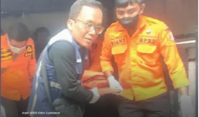 
					Petugas BPBD kota Surabaya melakukan evakuasi jasad seorang pria dalam kondisi menderita luka-luka mengenaskan pada kepala dan tangannya. Ia hidup bersama 10 ekor anjing di rumahnya Rungkut Harapan, Surabaya, Kamis 11 April 2025. Foto: suarasurabayamedia/ BPBD Surabaya