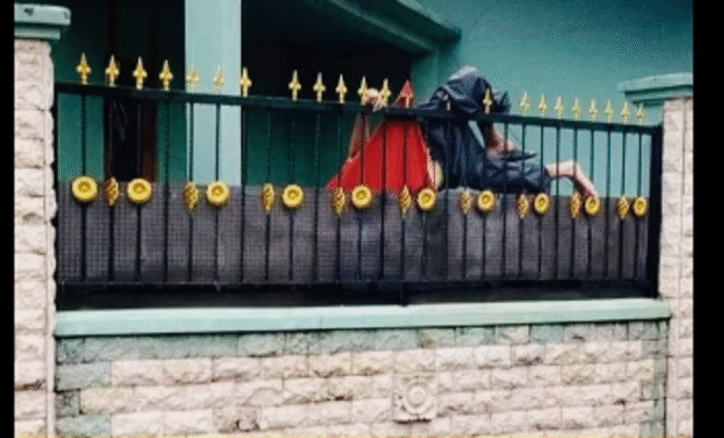 
					Warga temukan tubuh Achmad Rifa'i dalam kondisi meninggal dunia  nyangkut di pagar besi rumah sendiri, perumahan Sidokare, Sidoarjo, pukul 16.45 WIB, Kamis 3 April 2025. 
Instagram@dolordarjo