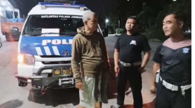 
					Petugas Polres Jombang  berhasil menahan sopir tronton Sumarno, 58, diduga melarikan diri saat terjadi kecelakaan di jembatan Kayen, Jombang, yang menyebabkan Samikno tewas di lokasi. Instagram@info_seputar_jombang