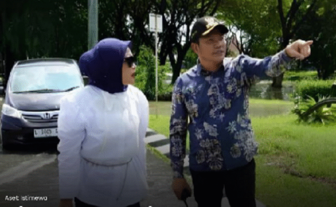 
					Bupati Sidoarjo Subandi bersama wakilnya Mimik Idayana   sidak ke bandara Juanda Terminal 2, serta ke Desa Cemandi, yang terkena imbas angin puting beliung. Foto: Istimewa