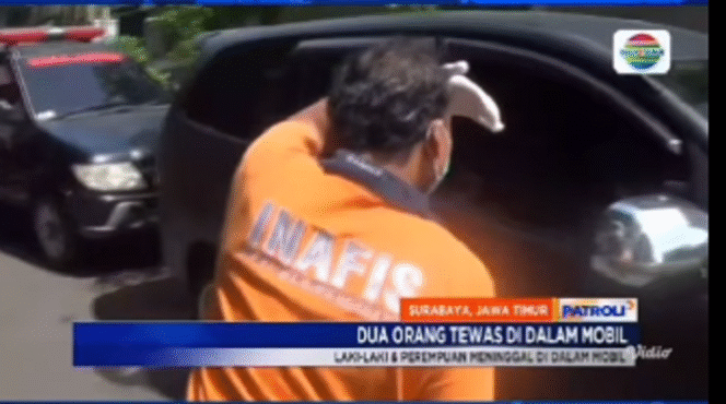 
					Petugas Inafis (Indonesia Automatic Fingerprint Identification System) melakukan pemeriksaan mobil yang terparkir di jalan Ngagel Jaya Utara, Surabaya, terdapat pria dan wanita dipastikan bukan suami istri meninggal dunia, Selasa 1 April 2025. Tangkap layar video Youtube@indosiar