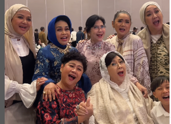 
					Artis kawakan Titiek Puspa, 88, saat sedang dirawat di RS Medistera Jakarta, setelah menjalani operasi pembuluh darah pecah, 27 Maret 2025. Ia dikabarkan pingsan saat syuting: Lapor Pak, tanggal 26 April 2025. Foto ini diambail 25 April, saat Titeik Puspa bertemua dengan artis senior lainnya. Instagram@titiekpuspa_official