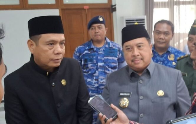 
					Bupati Jombang, H Warsubi (kanan) dan Ketua DPRD Jombang, Hadi Atmaji (kiri) (Foto: SWARAJOMBANG.COM/ Hadi S Purwanto)