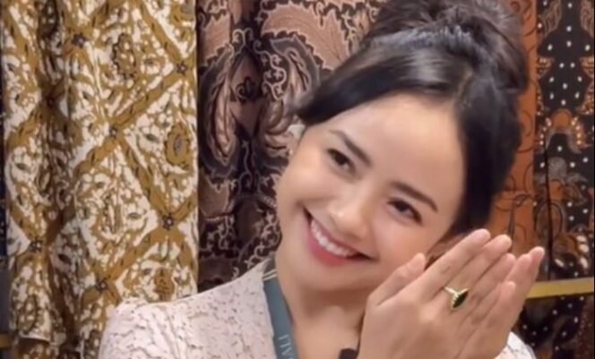 
					Senyum natural wanita cantik