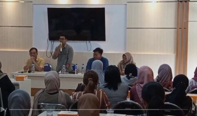 
					Pertemuan guru, murid dan biro perjalanan