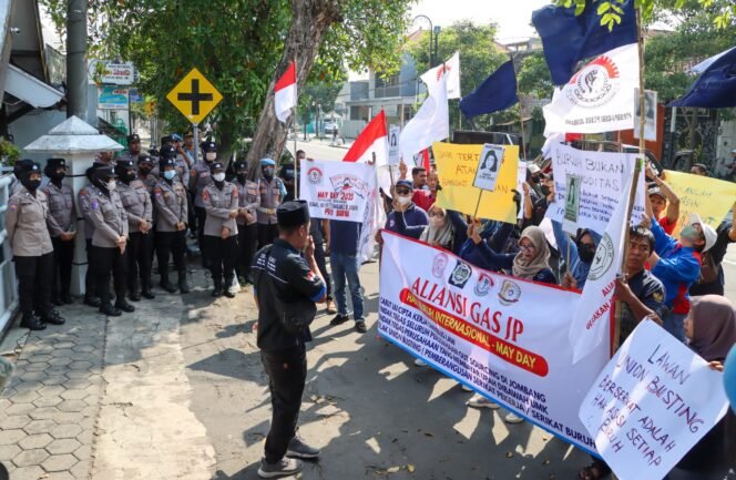 
					Dikawal Polisi, Peringatan May Day di Jombang Kondusif