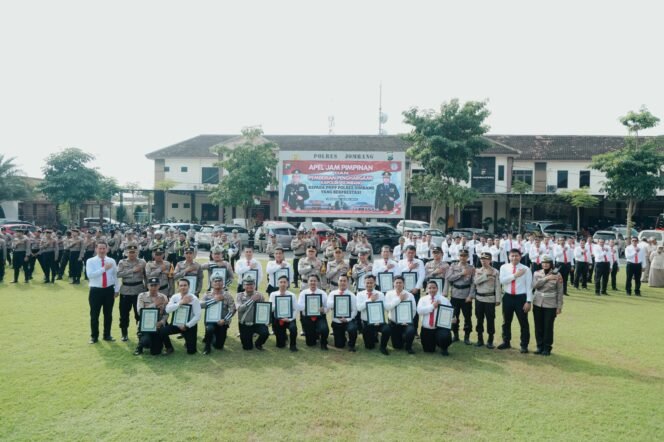 
					Polres Jombang Beri Penghargaan 18 Anggotanya