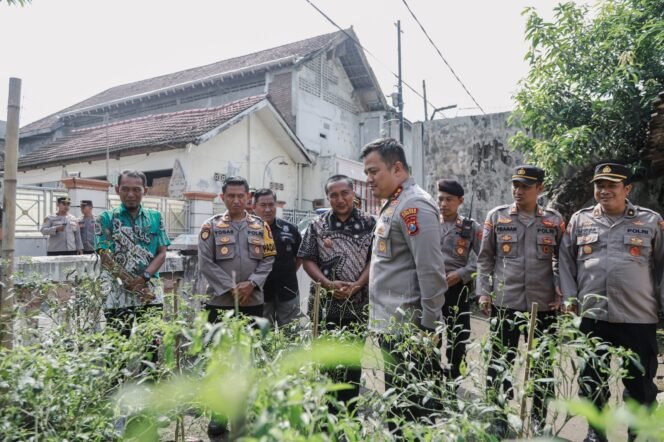 
					Kapolres saat lakukan peninjauan didampingi beberapa pejabat utama Polres Jombang
