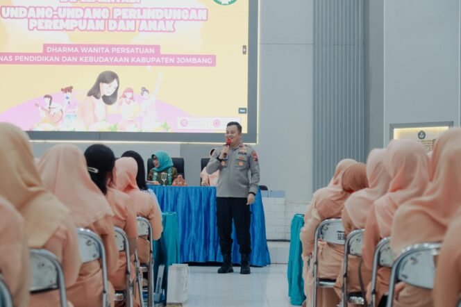 
					Kapolres Jombang, Ardi Kurniawan saat sampaikan ajakan ke kaum emak-emak untuk turut serta berperan memberantas peredaran miras ilegal