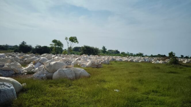 
					Foto: Istimewa
Ribuan ton limbah padat menggunung di belakang pabrik bata ringan tepatnya di Desa Kertosono, Kecamatan Sidayu.