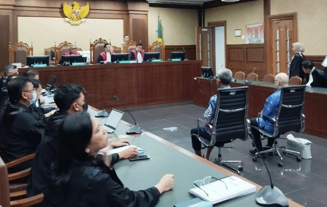 
					Mantan Dirut PT Taspen, Antonius NS Kosasih, menghadapi dakwaan Pengadilan Negeri Jakarta Pusat merugikan negara Rp 1 triliun, Selasa, 27 Mei 2025, Ia diadili karena melakukan investasi fiktif, serta menikmati hasil korupsi lewat pembelian properti dan kendaraan mewah. Foto: RRI.co.id/istimewa