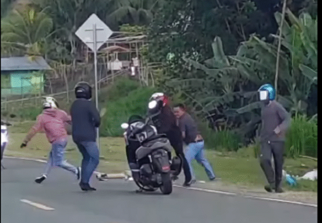 
					Ketua Umum Gerakan Gerakan Aktivis Milenial - Provinsi Gorontalo (GAM PG) menjadi korban penganiayaan oleh empat orang tak dikenal, di GOOR, Senin siang pukul 13.00 WITA, 5 Mei 2025. 
Tangkap layar Video Instagram@ikl_newsantara