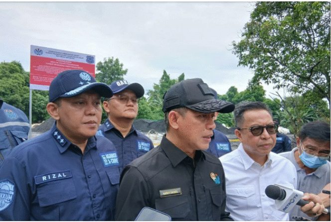 
					Menteri LH Hanif Faisol Nurofiq (ketiga kanan) saat memberikan keterangan pers terkait penyegelan perusahaan dua perusahaan pabrik pelebuhan baja/besi PT Power Steel Mandiri dan PT Power Steel Indonesia, akibat pencemar lingkungan di Kabupaten Tangerang, Banten. Foto: Antara.