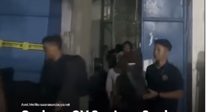 
					Tim Direskrim Polda Jatim melakukan penyitaan komputer dari gudang UD Sentosa Seal, dalam penggeledahan kasus  penahanan ijazah milik karyawan, Rabu-Kamis (15-16 Mei 2025). Tangkap layar video Instagram@suarasurabayamedia