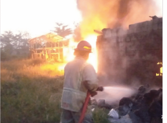 
					Kebakaran hebat melanda tempat usaha penggilingan plastik milik Syahril Nanda Subagyo (40) di Dusun Krajan, di Desa Curahmalang, Kecamatan Sumobito, Kabupaten Jombang, pada Kamis, 1 Mei 2025, sekitar pukul 04.00-04.42 WIB. Instagram@jombanginformania_