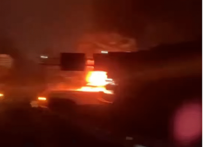 
					Sebuah truk militer mengangkut sejumlah amunisi ringan dan granat, terbakar di tol  Pandaan-Pasuruan, Senin 5 Mei 2025. Menyebabkan seorang prajurit meninggal dunia dan satunya menderita lukas-luka. Instagram@pasuruan.kekinian