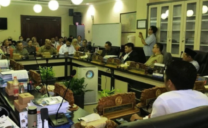 
					Perwakilan 300 warga penghuni apartemen Bale Hinggil, Jl Soekarno  Hatta, Surabaya mengadu ke Komisi C DPRD Surabaya, sebelumnya juga sudah mengadu dan dimediasi oleh wakil walikota Armuji. Foto: Istimewa