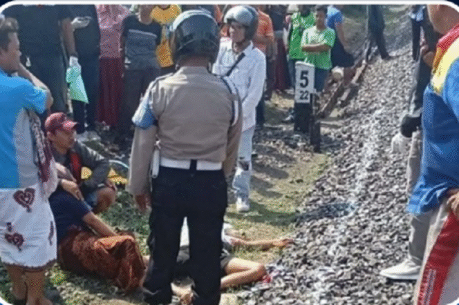 
					Polisi melakukan olah tempat kejadian perkara, kasus tewasnya pemuda asal Bangkalan di perlintasan kereta api bawah Fly over Jenggolo, Sidoajo, Rabu 28 Mei 2025. Kecelakaan terjadi, diduga akibat korban menerobos palang pintu, pada saat kereta sudah akan melintas. Instagram@wecarebangkalanmadura
