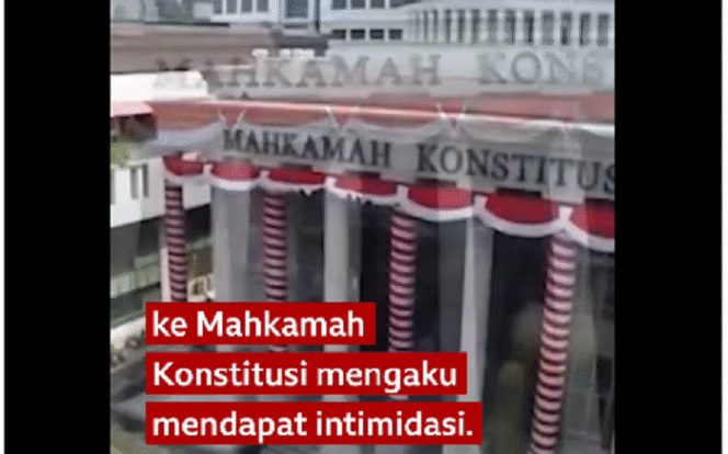 
					Mahkamah Konstitusi sudah melaksanakan persidangan permohoan gugatan uji materi soal UUTNI yang baru, sementara itu mahasiswa UI sebagai salah satu pemohon judicial review mengaku mendapat inidimidasi. Instagram@bbcindonesia
