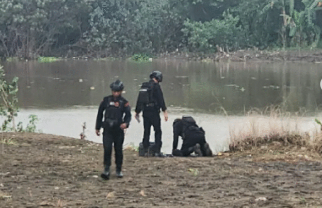 
					Tim Polda Jawa Timur dikerahkan ke Desa Kepuhdoko, Kecamatan Tembelang, Kabupaten Jombang, digegerkan oleh penemuan tiga buah benda yang diduga mortir pada Selasa, 29 April 2025. Tangkap layar video Instagram@jombanginformasi_