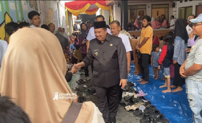
					Bupati Jombang, H Warsubi menyaksikan langsung acara pembagian bantuan perlengkapan sekolah untuk 285 anak pelajar di  desa Kepatihan, Jombang bersumber dari Dana Desa (DD)  kegiatan ini sekitar Rp 46 juta . Tangkap layar video Instagram@jombanginformasi_
