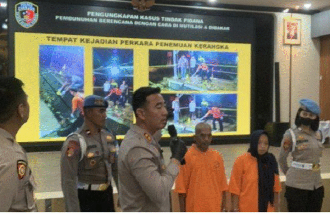 
					Kapolres Cianjur, Jawa Barat, AKBP Rohman Yongky Dilatha menggelar konferensi pers, tentang pengungkapan pembunuan dengan mutilasi. Korban ibu dan cucuk, pelakunya adalah anak kadung dibantu ayah terjadi di desa Cibanteng, kabupaten Cianjur, Jawa Barat. Foto: Dok/ Polres Cianjur