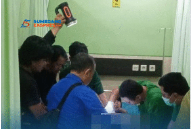 
					Tim Medis RS Widodo, Ngawi, Jawa Timur, bersama petugas Damkar melakukan upaya pelepasan potongan pipa paralon yang menjepit alat vital kakek berinisial Sur, berusia 65 tahun, Selasa 13 Mei 2025. Instagram@sumedangekspressnnews