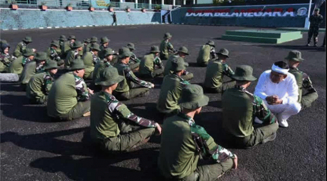 
					Gubernur Jawa Barat Dedi Mulyadi tengah mewawancarai siswa yang dimasukkan ke barak militer, untuk dialtih disiplin dan mental bela negara. Hal serupa akan diperluas kepada orang dewasa yang nakal. Instagram@dedimulyadi71