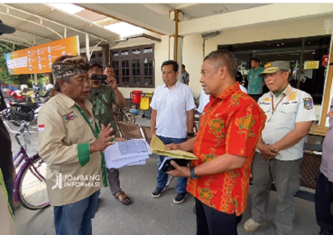 
					Warga Jombang di bawah Forum Rembuk Masyarakat Jombang (FRMJ) gelar aksi unjuk rasa memrotes kenaikan Nilai Jual Objek Pajak Bumi dan Bangunan (NJOP-PBB) di wilayah Jombang naik hingga 300 persen, Kamis 8 Mei 2025. Tangkap layar video Instagram@jombanginformasi_
