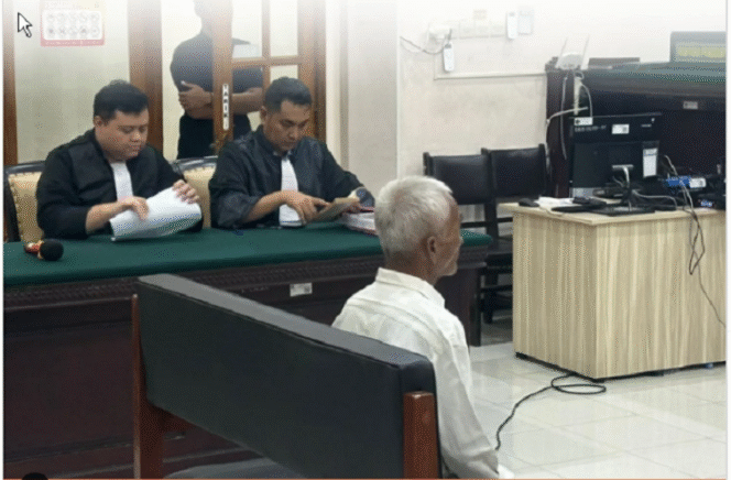 
					Didik Urip Supriyanto, 72, didaili di PN Mojokerto, dituduh memberikan kesaksian palsu perceraian atas arahan pengacara. Kini dia menghadapi masalah hukum. Instagram@lenterainspirasiofficial