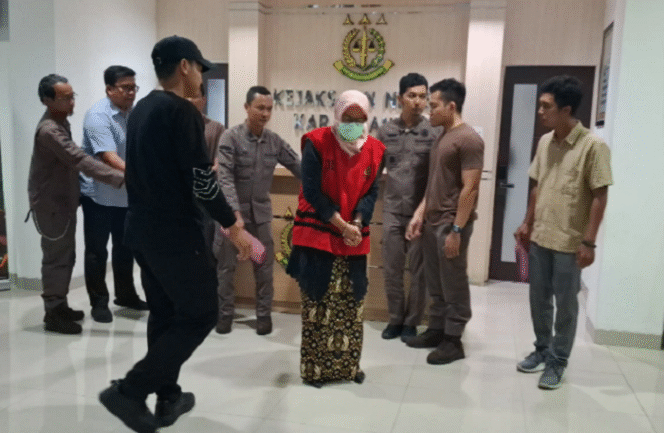 
					Kejaksaan menjebloskan ke tahanan, Purwati, kepala Dinas Kesehatan Kabupaten Karanganyar, Jaswa Tengah, tersangka mengakali prosesn lelang alat kesehatan dari pagu Rp 7 miliar menjadi Rp 13 miliar. Foto: espos.id