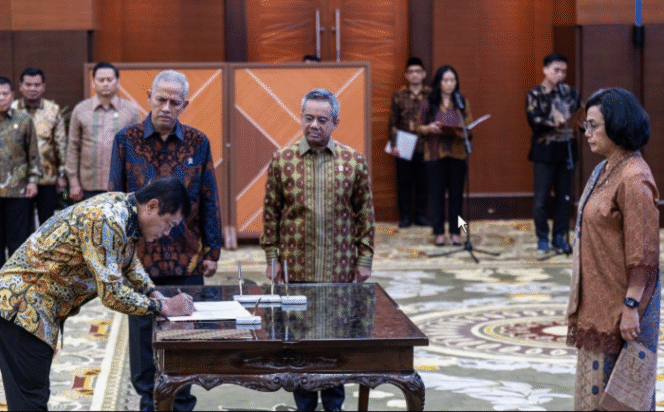 
					Menteri Keuangan Sri Mulyani melantik Letjen (Purn) Djaka Budi Utama sebagai Dirjen Bea Cukai. Merupakan catatan sejarah baru seorang militer menjabat sebagai Dirjen Bea Cukai, sejak 37 tahun silam. Foto: Antara