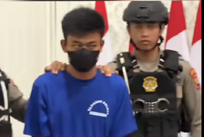 
					Polisi meringkus Wahid, 27, dukun palsu tersangka pembunuh kepala sekolah Muhsan Ngali, 52, di Petilasan Pager Suruh, Desa Kambangsari, Kecamatan Alian, Kebumen, Jumat, sekitar pukul 00.00 WIB, 16 Mei 2025. Tangkap Layar Video Instagram@rmol.id