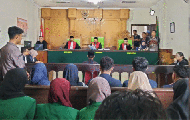 
					Majelis hakim PN Bangkalan menjatuhkan vonis hukuman mati terhadap Mohammad Maulidi Al-Izhaq, 23, mantan mahasiswa STIT Al-Ibrohimy, terbukti melakukan pembunuhan terencanan terhadap Een Jumiyanti, 21, mahasiswi Trunojoyo Madura, Kamis 22 Mei 2025. Foto: dandapala.com