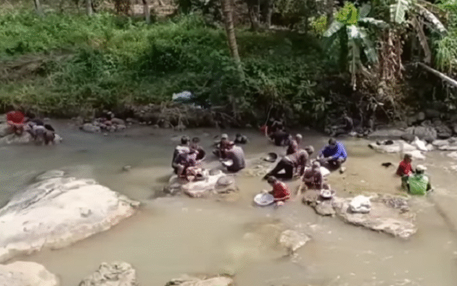 
					Puluhan pedulang emas, masih nekat menyerbu sungai Bamban, desa Keboireng, kecamatan Besuki, Tulungagung. Meski sehari hanya dapat 0,5 miligram, mereka tetap asyik memburu emas disana. Tangkap layar video Youtube@TVOne Digita