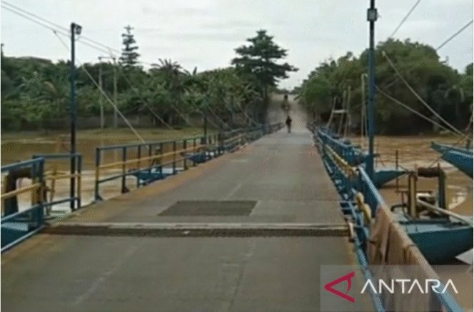 
					Inilah jembatan perahu milik pribadi H Endang, yang sudah dimanfaatkan masyarakat sejak 2010, dioperasikan dengan tol Rp 2000/kendaraan. Saat ini BBWS Citarum memasang segel akan menutup dan membongkar paksa jembatan tersebut. Haji Endang sebagai pemilik jembatan melawan surat peringatan itu. Foto: Antaranews