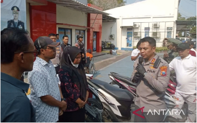 
					Kapolres Bangkalan, AKBP Hendro Sukmono telah menyerahkan kembali sepeda motor Honda Vario milik Maidatul Hasanah, seorang guru kelas V di SDN Lerpak 2 yang menjadi korban pembegalan di Kecamatan Geger, Bangkalan. Foto: Antara/HO Polres Bangkalan