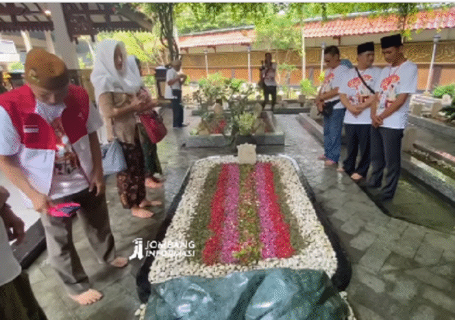 
					Anggota dan pengurus perkumpulan Boen Hiang Tong (Rasa Dharma) Semarang menyelenggarakan acara chingbing (ziarah) ke makam mendiang Presiden ke-4 RI, KH Abdurrahman Wahid alias Gus Gur, Sabtu 31 Mei 2025. Tangkap layar video Instagram@jombanginformasi_