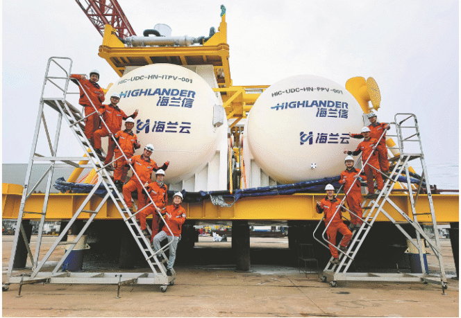 
					Para pekerja berkumpul di lokasi pembangunan pusat data bawah laut Highlander di Tianjin.
Fasilitas yang lebih murah untuk dipelihara, lebih ramah lingkungan, lebih aman dibandingkan dengan yang ada di daratan. Foto: China Daily