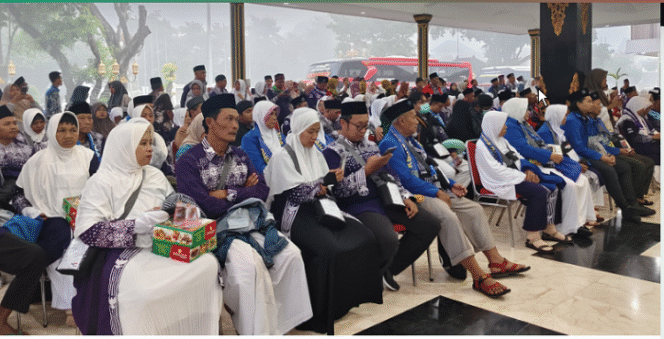 
					Bupati Warsubi bersama jajaran pejabat pemkab Jombang memberangkatkan sebanyak 178 orang jamaah haji, Kamis 15 Mei 2925. Foto: Jombangkab.go.id