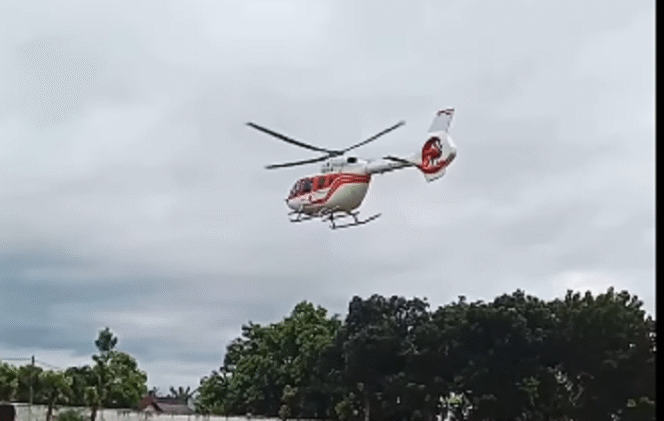 
					Hujan lebat di kawasan Jombang, menyebabkan sebuah helikopter milik PT Gudang Garam dalam perjalanan dari Waru Sidoarjo menuju Kediri, terpaksa mendarat di lapangan Merah Putih, Ngoro, Jombang, dan sudah terbang kembali ke Kediri., Senin 26 Mei 2925. Tangkap layar video Instagram@info_seputar_jombang