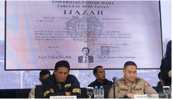 
					Brigjen Djuhandhani Rahardjo Puro, Direktur Tindak Pidana Umum Bareskrim Polri, menjelaskan bahwa hasil penelitian menunjukkan seluruh elemen pada ijazah Jokowi identik dengan dokumen pembanding, Kamis 22 Mei 2025. Foto: Antara