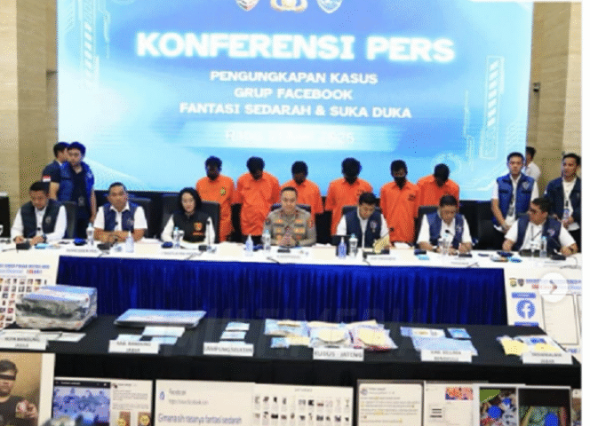 
					Bareskrim Polri menggelar konferensi pers, terkait pembongkaran dan penangkapan admin (pengewola) akun Facebook Fantasi Sedarah dan Suka Duka, berisi konten video dan foto kasus inses dan pornografi anak-anak. Instagram@divisihumaspolri