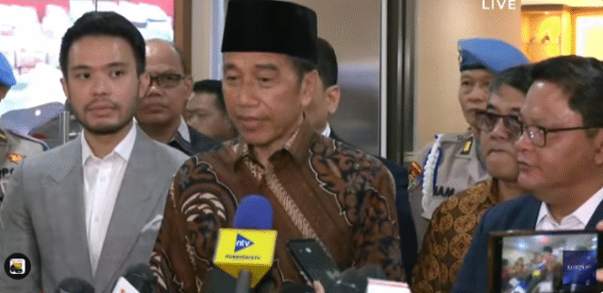 
					Wartawan melakukan wawancara door stop, saat Jokowi keluar dari ruang pemeriksaan Bareskrim Polri, Selasa 20 Mei 2025 di  Jakarta. Tangkap layar video Youtube@trinbunnews