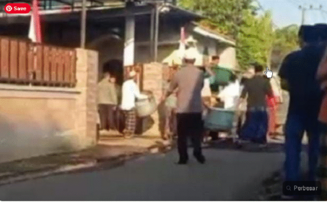 
					Suasana rumah Iqbal, kades Temenggungan, kecamatan Krejengan, Probolinggo, usai terjadi  tewasnya dua orang saat pesta miras di rumah kades, 26 April 2025. Foto: Pantura7.com