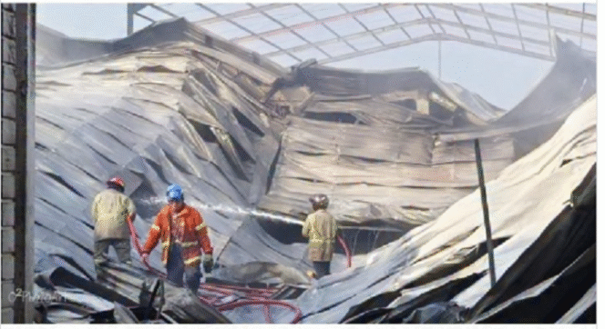 
					Petugas damkar BPBD Jombang melakukan pembasahan, setelah berhasil memadamkan kebakaran di sebuah gudang kasur di Diwek, Jombang, Kamis 15 Mei 2025. Instagram@kabarjombangdotcom