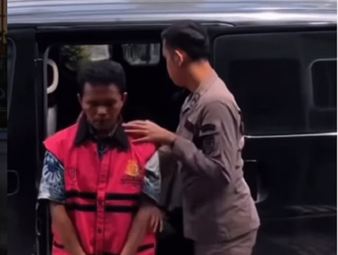 
					Kejaksaan Negeri Probolinggo melakukan penahanan terhadap bedahara SMP islam Ulul Albab, Probolinggo, atas sangakaan melakukan korupsi dana hibah dari provinsi Jawa Timur. Instagram@haloprobolinggo