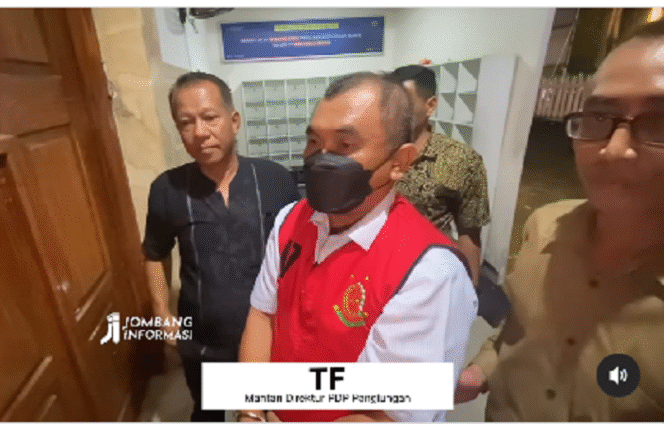 
					Petugas Kejaksaan Jombang mengawal Tjahja Fadjari, mantan Direktur Perumda Panglungan masuk ke tahanan Lapas, untuk masa 20 hari ke depan, Jumat malam, 23 Mei 2025. Tangkap layar video Instagram@jombanginformasi_


