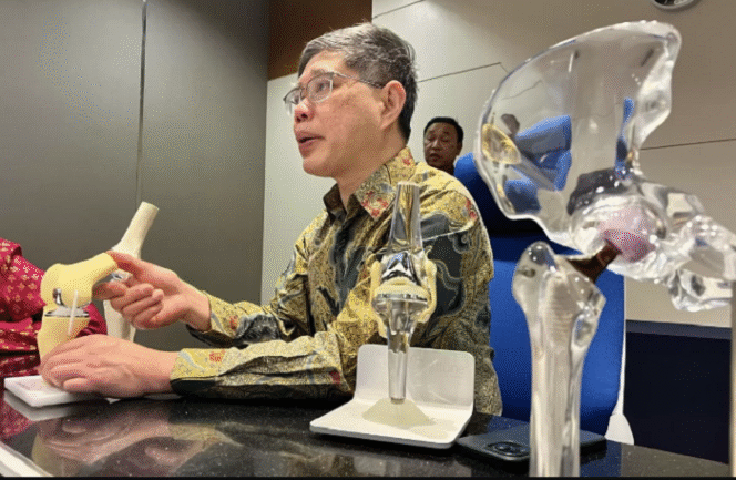 
					Dr. Lee Woo Guan, spesialis ortopedi (Tulang), dengan subspesialisasi Adult Reconstructive Orthopaedic and Sports Surgery. Yang melakukan praktek di KPJ Kuching Specialist Hospital, Jalan Stutong, Kuching, Sarawak, Malaysia. Foto:  Dokter.My